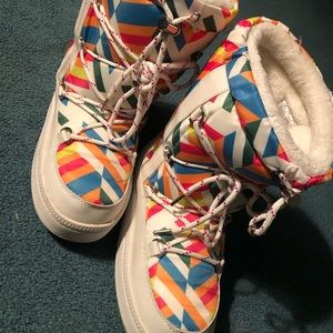 ALDO Moon boots - NEW - Size 6